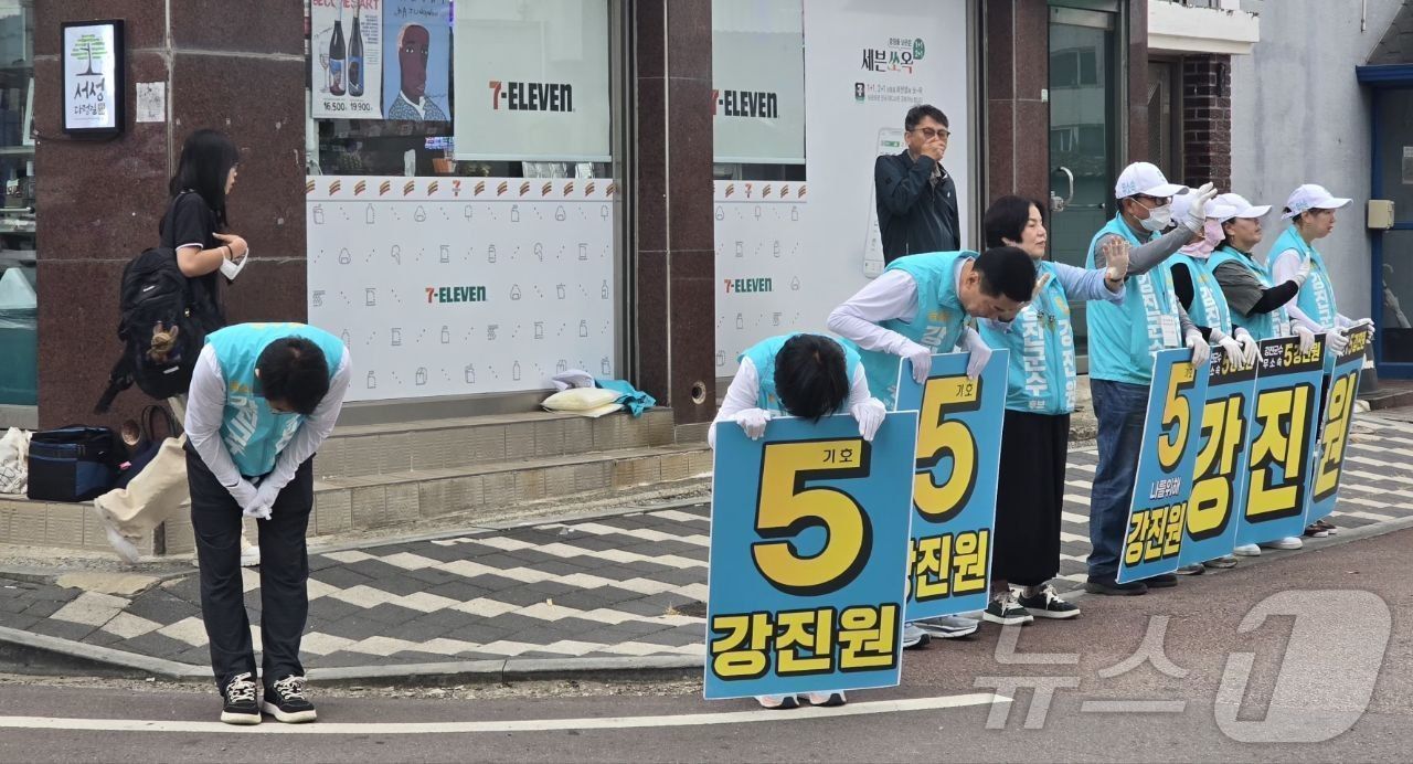 강진원 무소속 강진군수 후보와 운동원들이 거리인사를 하고 있다.(강진원 후보 제공, 재배포 및 DB 금지) ⓒ 뉴스1