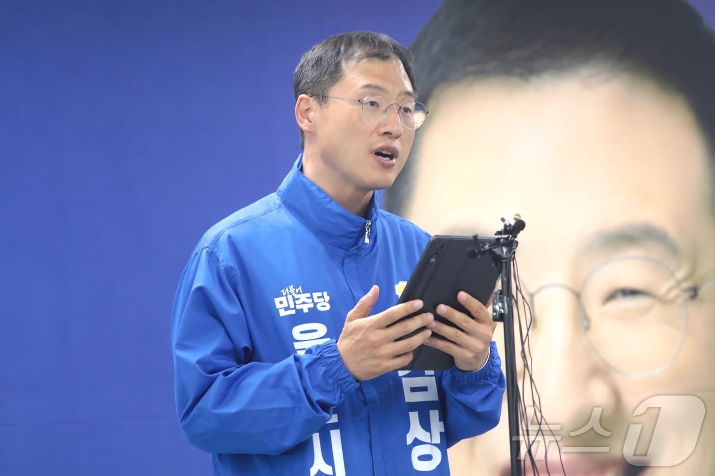 김상욱 더불어민주당 울산시장 후보가 26일 자신의 선거사무소에서 기자회견을 열고 역선택 방지 조항을 담은 단일화 여론조사를 실시할 것을 제안하고 있다. 2026.5.26 ⓒ 뉴스1 김세은 기자