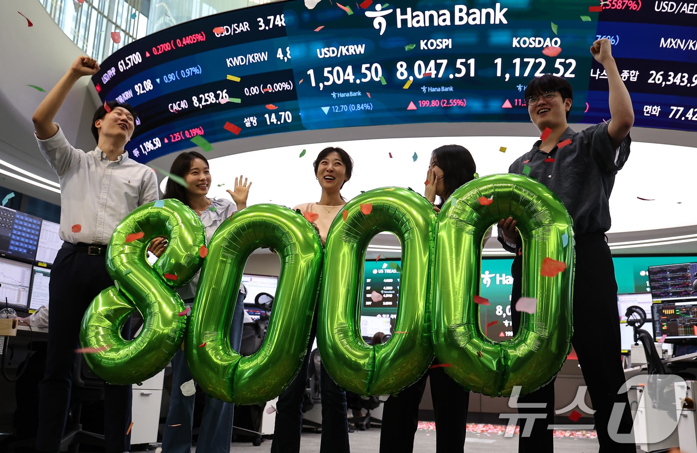 코스피 지수가 종가 기준 최초로 8,000대를 기록한 26일 오후 서울 중구 하나은행 본점 딜링룸에서 직원들이 축하 세레머니를 하고 있다.  2026.5.26 ⓒ 뉴스1 김도우 기자