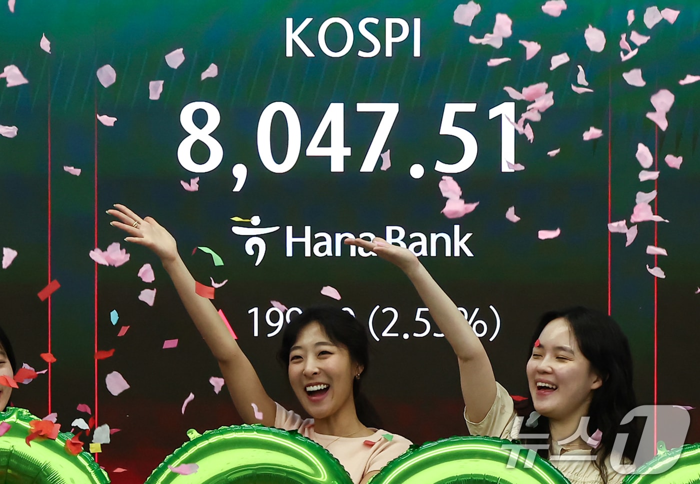 코스피 지수가 종가 기준 최초로 8,000대를 기록한 26일 오후 서울 중구 하나은행 본점 딜링룸에서 직원들이 축하 세레머니를 하고 있다. 2026.5.26 ⓒ 뉴스1 김도우 기자