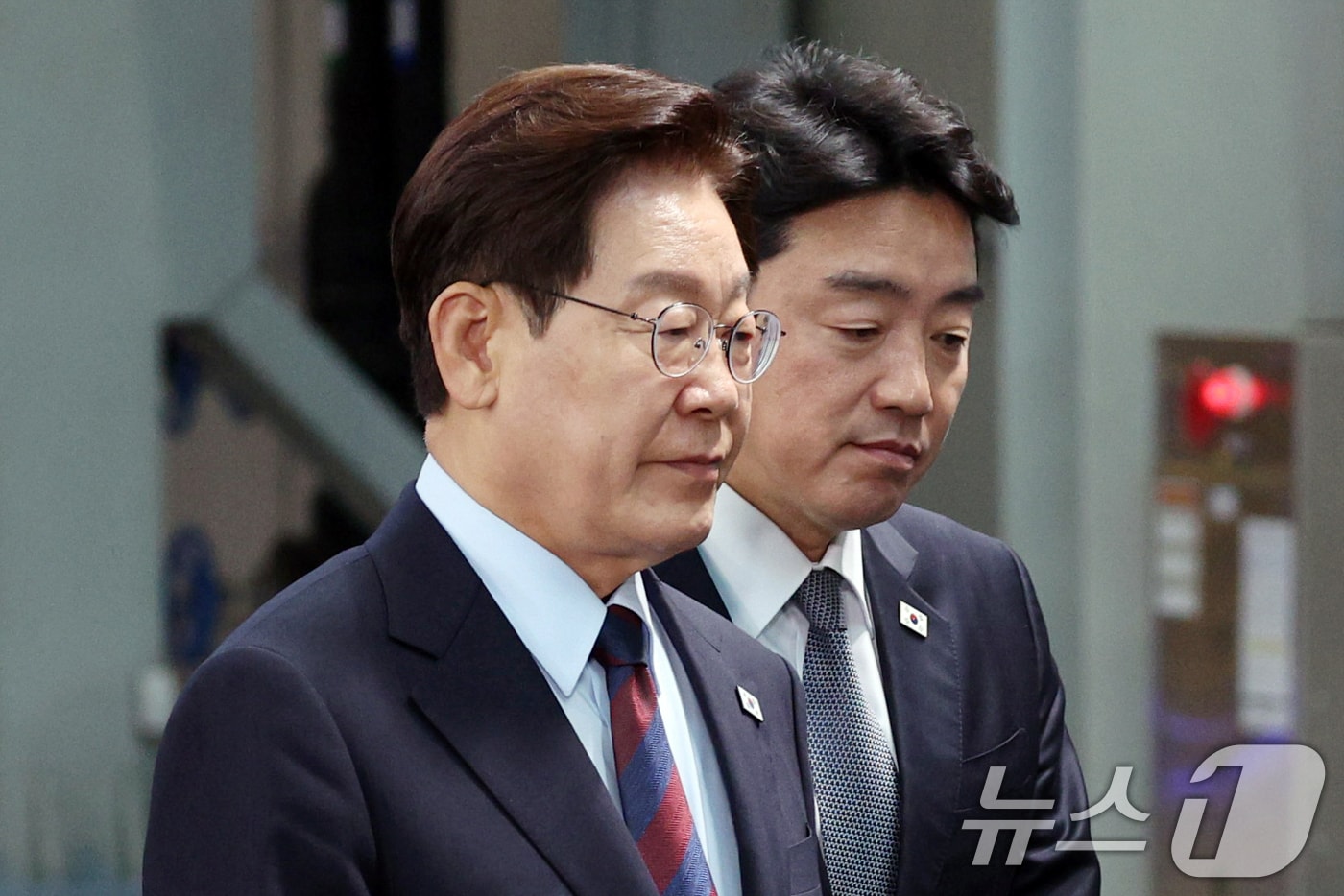 이재명 대통령이 지난 26일 경남 창원시 진해구에서 열린 제1회 미래국방전략위원회를 마친 뒤 강훈식 비서실장과 이동하고 있다. (청와대통신사진기자단) 2026.5.26 ⓒ 뉴스1 허경 기자