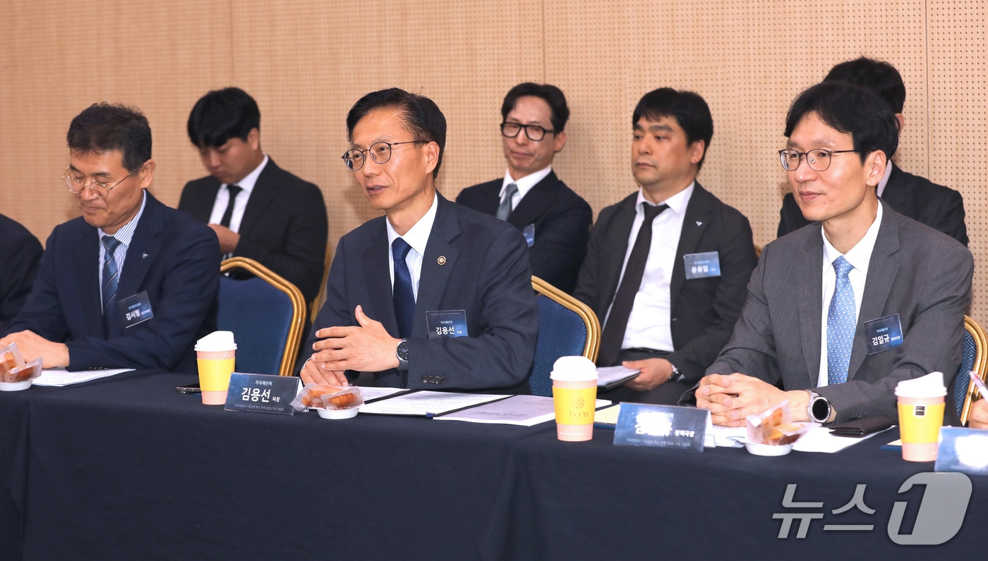 김용선 지식재산처장(앞줄 왼쪽에서 2번째)이 '직무발명과 기업성장 혁신 전략' 간담회에서 인사말을 하고 있다.(지식재산처 제공.재판매 및 DB금지)/뉴스1
