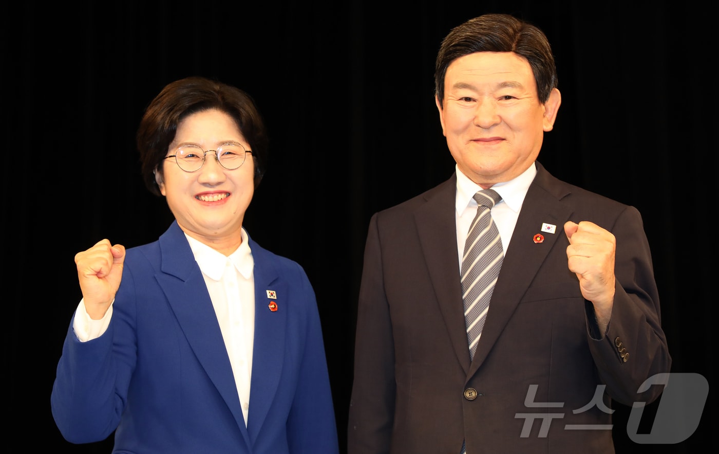 제9회 전국동시지방선거 제주도교육감 선거에 출마한 고의숙 후보(왼쪽)와 김광수 후보가 26일 오후 KBS제주방송총국에서 제주도선거방송토론위원회 주관으로 열리는 토론회 직전 기념촬영을 하고 있다. 2026.5.26 ⓒ 뉴스1 오미란 기자
