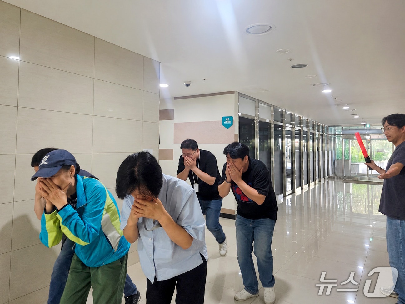 지난 22일 파주 운정행복센터서 파주도시고사 주관 합동소방훈련이 진행, 화재 발생 상황을 가정해 대피 훈련이 진행되고 있다. (파주도시공사 제공, 재판매 및 DB금지)