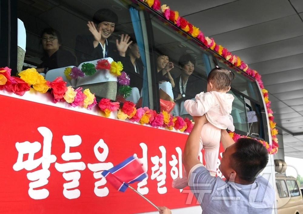 (평양 노동신문=뉴스1) = 북한 노동당 기관지 노동신문은 26일 아시아축구연맹(AFC) 여자챔피언스리그(AWCL)에서 우승한 '내고향여자축구단' 선수들이 평양에 귀국해 환영을 받았다고 27일 보도했다. 이들은 지난 17일 방남해 수원에서 열린 AWCL 4강전(20일)과 결승전(23일)을 치르고 귀국했다. [국내에서만 사용가능. 재배포 금지. DB 금지. For Use Only in the Republic of Korea. Redistribution Prohibited] rodongphoto@news1.kr