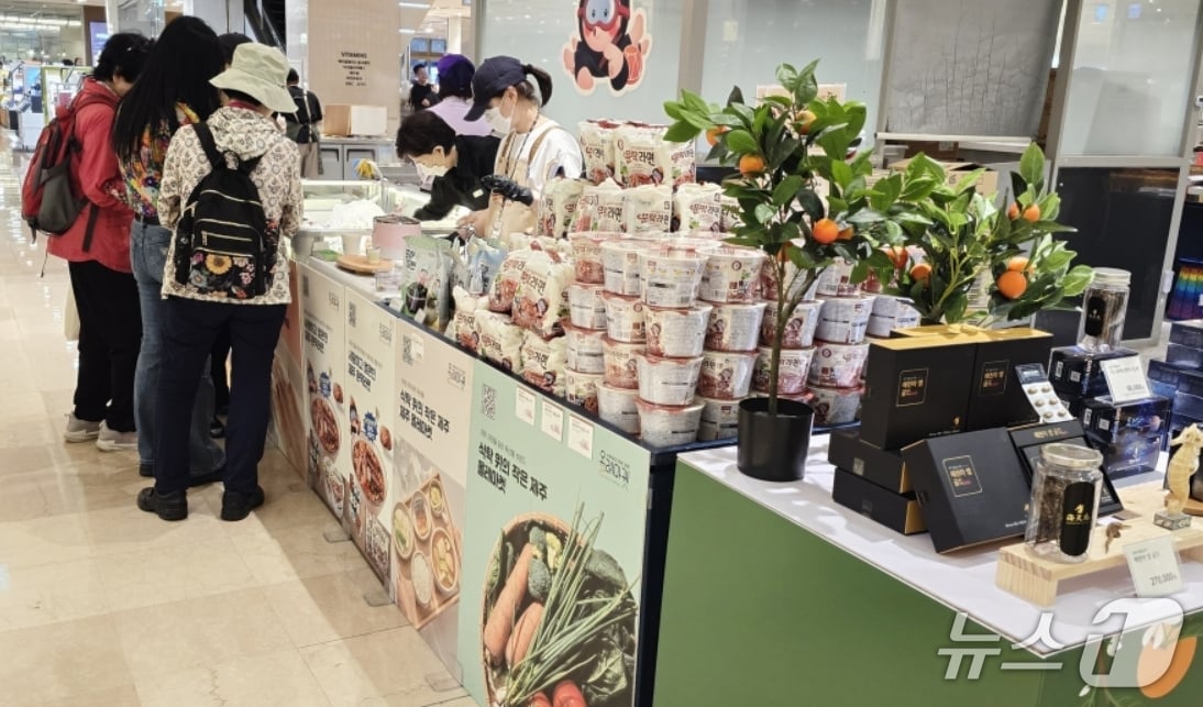 롯데백화점 대구점은 오는 29일~6월11일 '제주 미식 여행' 팝업스토어를 진행한다. 사진은 지난 1월 롯데백화점 영등포점에서 열린 '제주 미식 팝업' 모습.(롯데백화점 제공, 재판매 및 DB 금지)