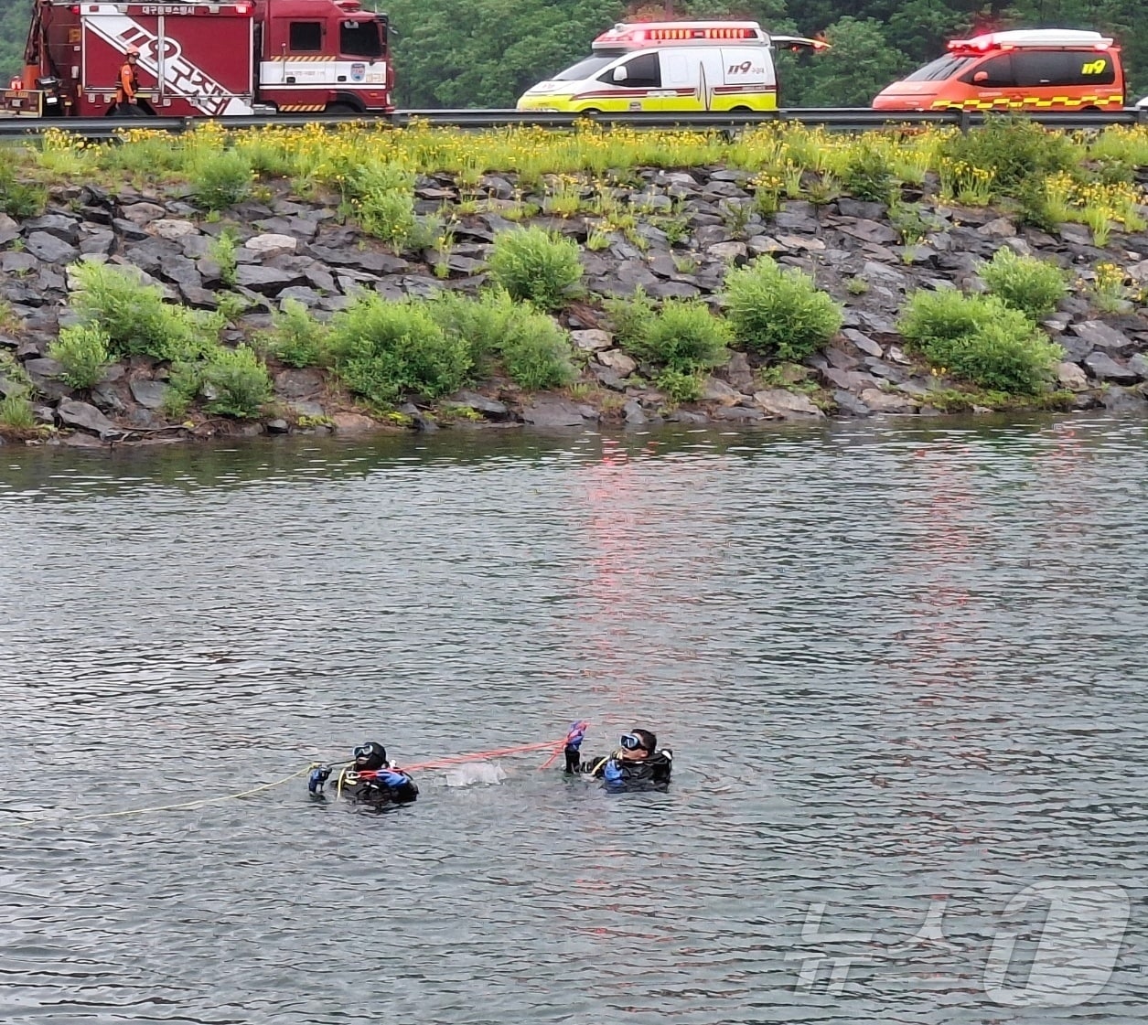 27일 오전 대구 수성구 내관지에서 SUV 차량이 추락해 소방 당국이 수색 작업을 벌이고 있다. 사고로 운전자 1명이 숨졌다.(대구소방안전본부 제공. 재판매 및 DB금지) 2026.5.27 ⓒ 뉴스1 이성덕 기자
