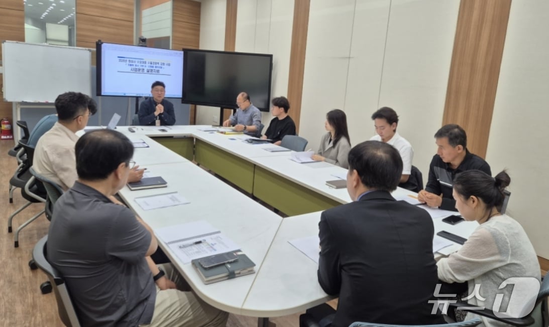 한국섬유개발연구원이 '화섬사 수요대응 수출경쟁력 강화 사업' 수혜기업으로 선정된 업체 관계자들에게 지원사업에 대한 설명을 하고 있다.(KTDI 제공, 재판매 및 DB 금지)