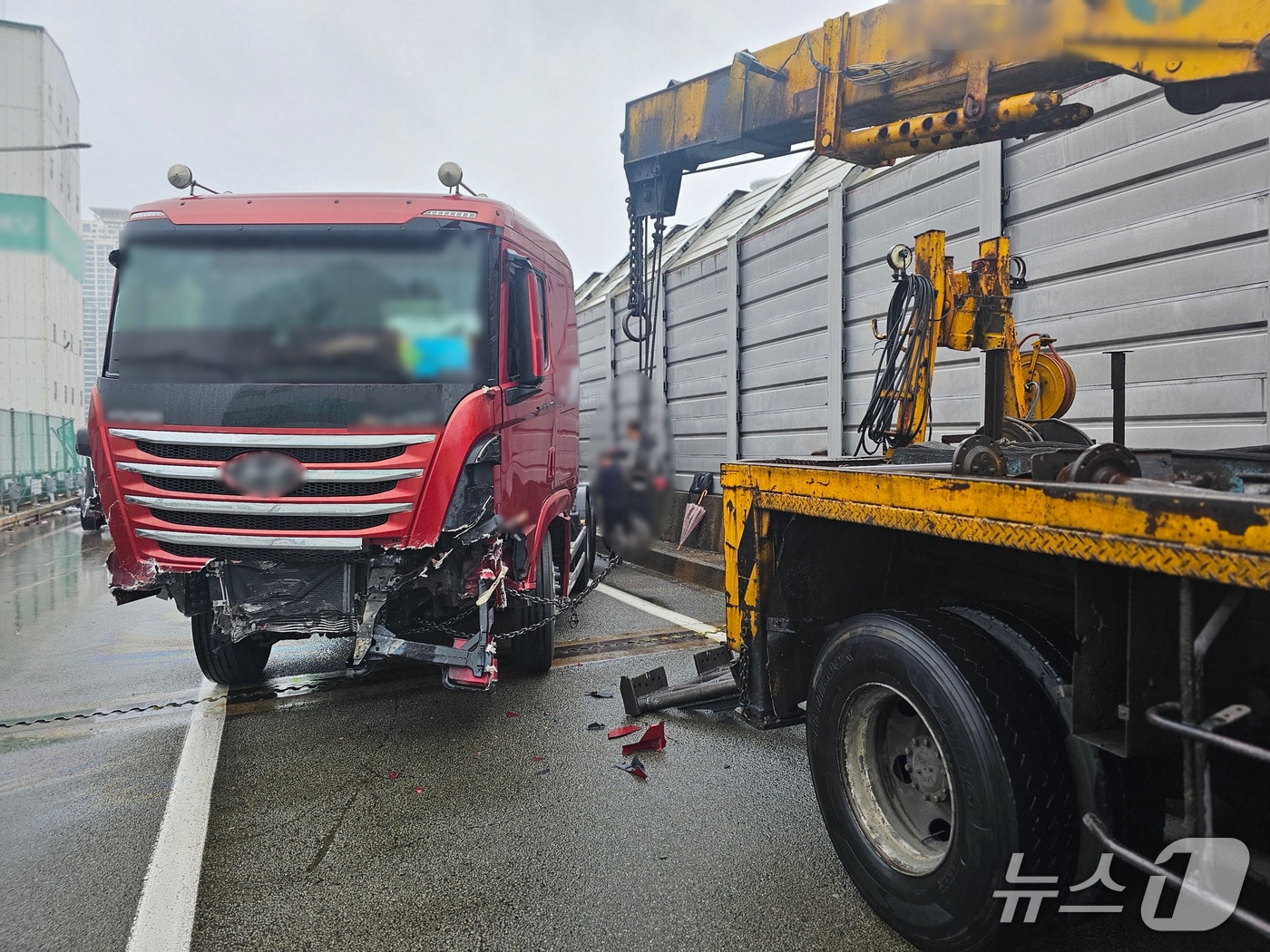 27일 부산 남구 문현동 도시고속도로 번영로 인근 교통사고 현장. (남부경찰서 제공. 재판매 및 DB 금지)