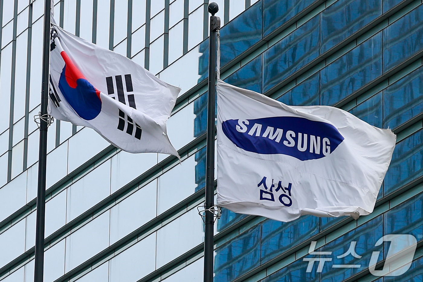  서울 삼성전자 서초사옥에 깃발이 나부끼고 있다. 2026.5.27 ⓒ 뉴스1 안은나 기자
