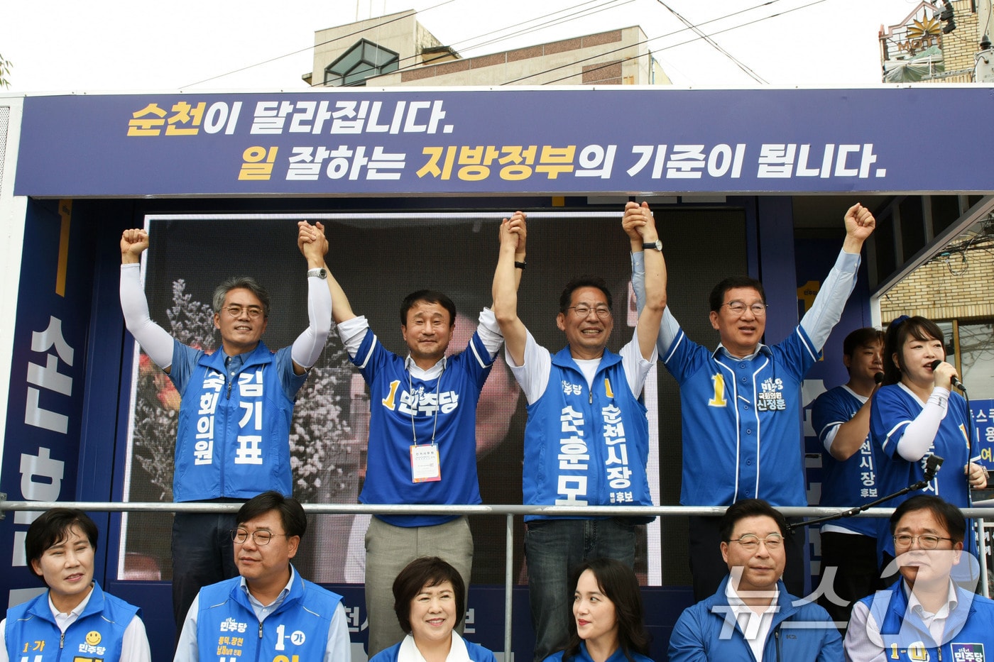 한병도 더불어민주당 원내대표가 27일 전남 순천 풍덕동 아랫장을 방문해 손훈모 순천시장 후보 지지 유세를 펼치고 있다. 2026.5.27 ⓒ 뉴스1 김성준 기자
