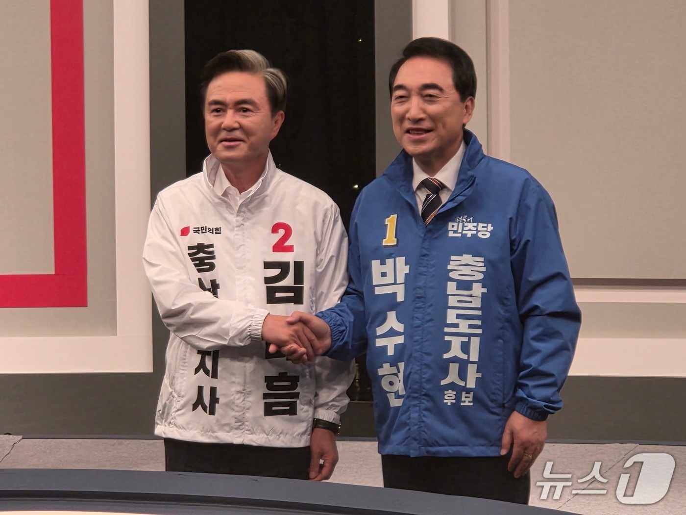 김태흠 국민의힘 충남지사 후보와 박수현 더불어민주당 후보가 3차 토론에 앞서 기념촬영을 하고 있다.2026.5.27/뉴스1