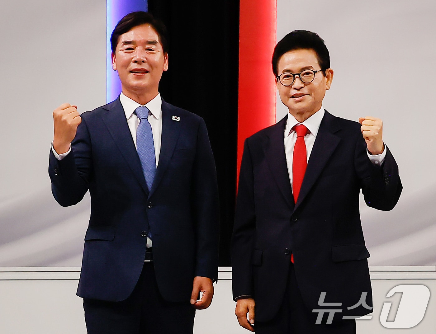 오중기 더불어민주당 후보(왼쪽)와 이철우 국민의힘 후보가 27일 오후 KBS 대구 스튜디오에서 열린 제9회 전국동시지방선거 경북도지사 후보자 토론회 시작에 앞서 포즈를 취하고 있다。 2026.5.27 ⓒ 뉴스1 공정식 기자