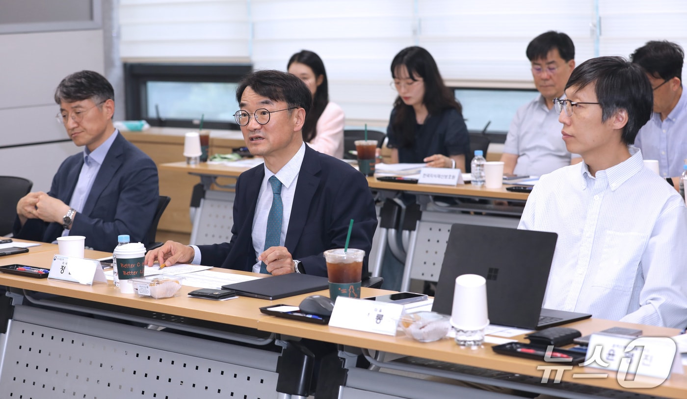 정연우 지식재산처 차장(앞줄 왼쪽에서 2번째)이 '지식재산처 정상화 추진 TF 통합토론회'에서 인사말을 하고 있다.(지식재산처 제공.재판매 및 DB금지)/뉴스1