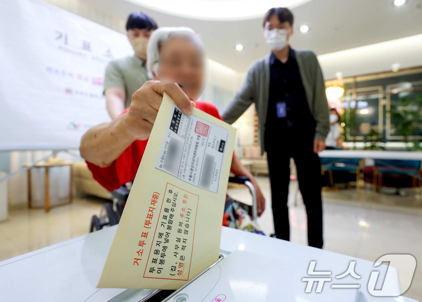 제9회 전국동시지방선거를 일주일 앞둔 27일 오후 경기 수원시 사과나무요양원에서 유권자들이 거소투표를 하고 있다. (공동취재) 2026.5.27 ⓒ 뉴스1 최지환 기자