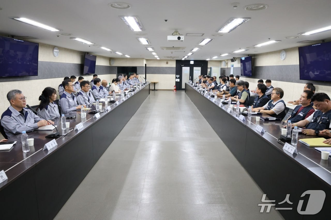 한국지엠(GM) 노사가 27일 2026년 임금 및 단체협상안 교섭을 위한 첫 상견례를 진행했다. (전국금속노동조합 한국GM지부 제공/뉴스1)