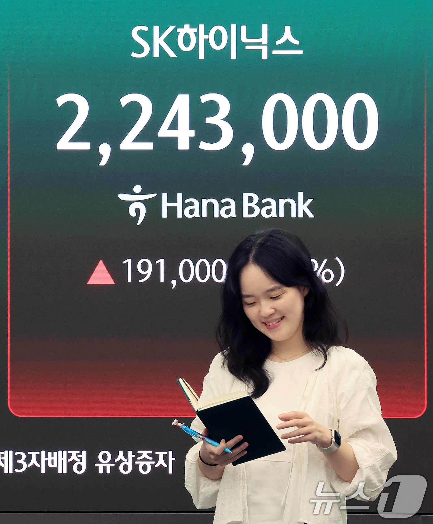 삼성전자와 SK하이닉스가 레버리지 상장지수펀드(ETF)에 출시된 27일 서울 중구 하나은행 딜링룸 현황판에 종가가 표시되고 있다. 2026.5.27 ⓒ 뉴스1 이호윤 기자