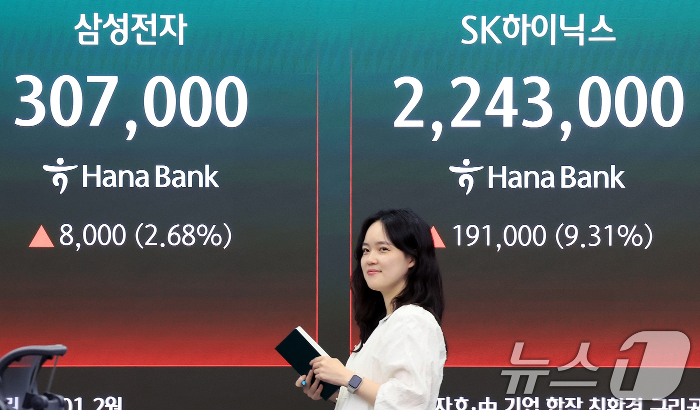 삼성전자와 SK하이닉스가 레버리지 상장지수펀드(ETF)에 출시된 27일 서울 중구 하나은행 딜링룸 현황판에 종가가 표시되고 있다. 2026.5.27 ⓒ 뉴스1 이호윤 기자