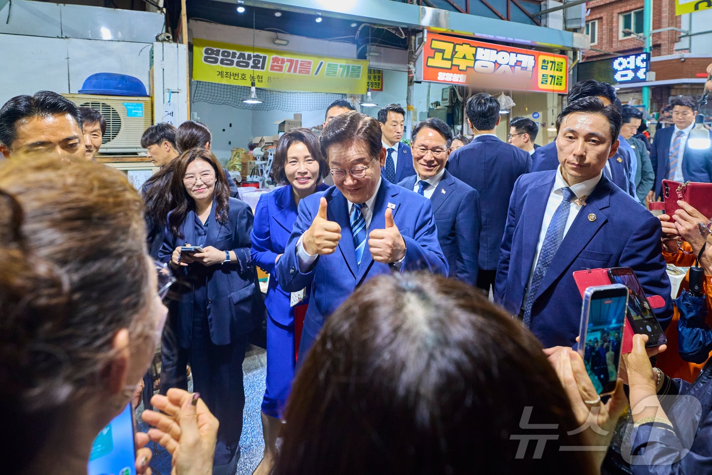 이재명 대통령과 김혜경 여사가 27일 부산 남항시장을 방문해 상인들과 인사하고 있다. (청와대 제공. 재판매 및 DB 금지) 2026.5.27 ⓒ 뉴스1 허경 기자