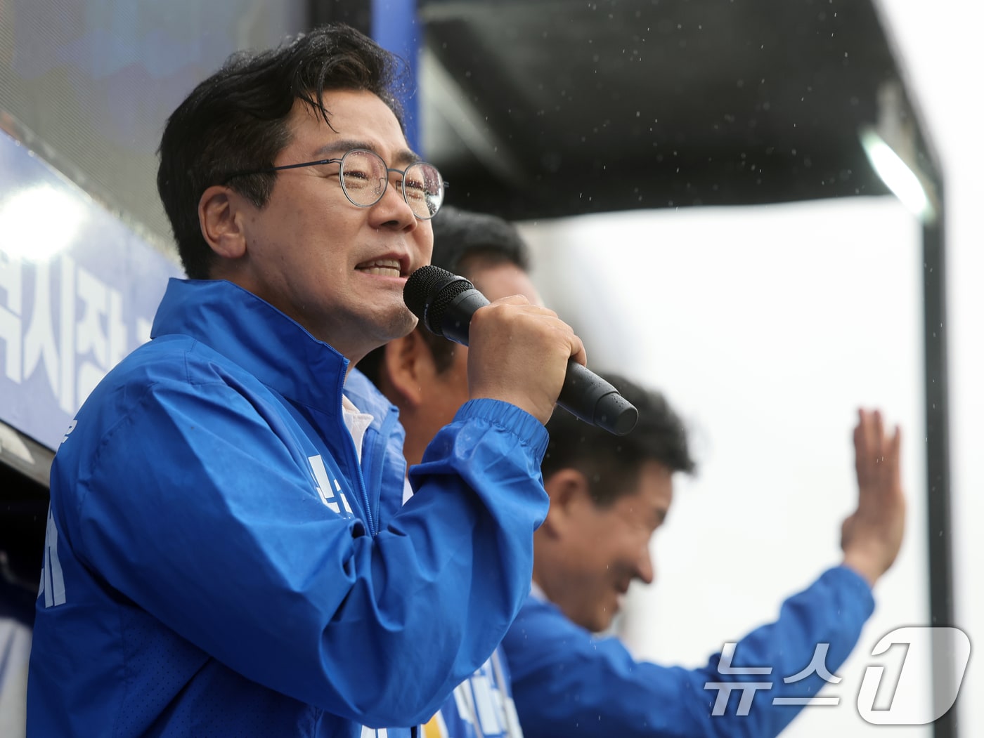 박찬대 더불어민주당 인천시장 후보가 27일 오후 인천 강화군 강화풍물시장에서 유권자들에 지지를 호소하고 있다. 2026.5.27 ⓒ 뉴스1 황기선 기자