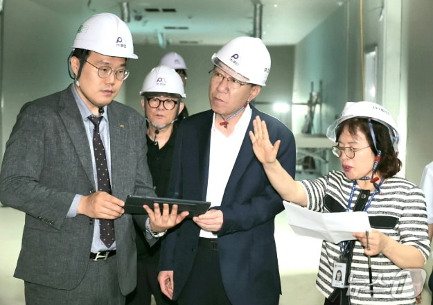 우범기 전주시장(사진 가운데)이 27일 수소놀이체험관 건립 현장을 방문, 진행 상황과 현장 안전을 꼼꼼하게 살폈다.(전주시 제공, 재판매 및 DB 금지)/뉴스1