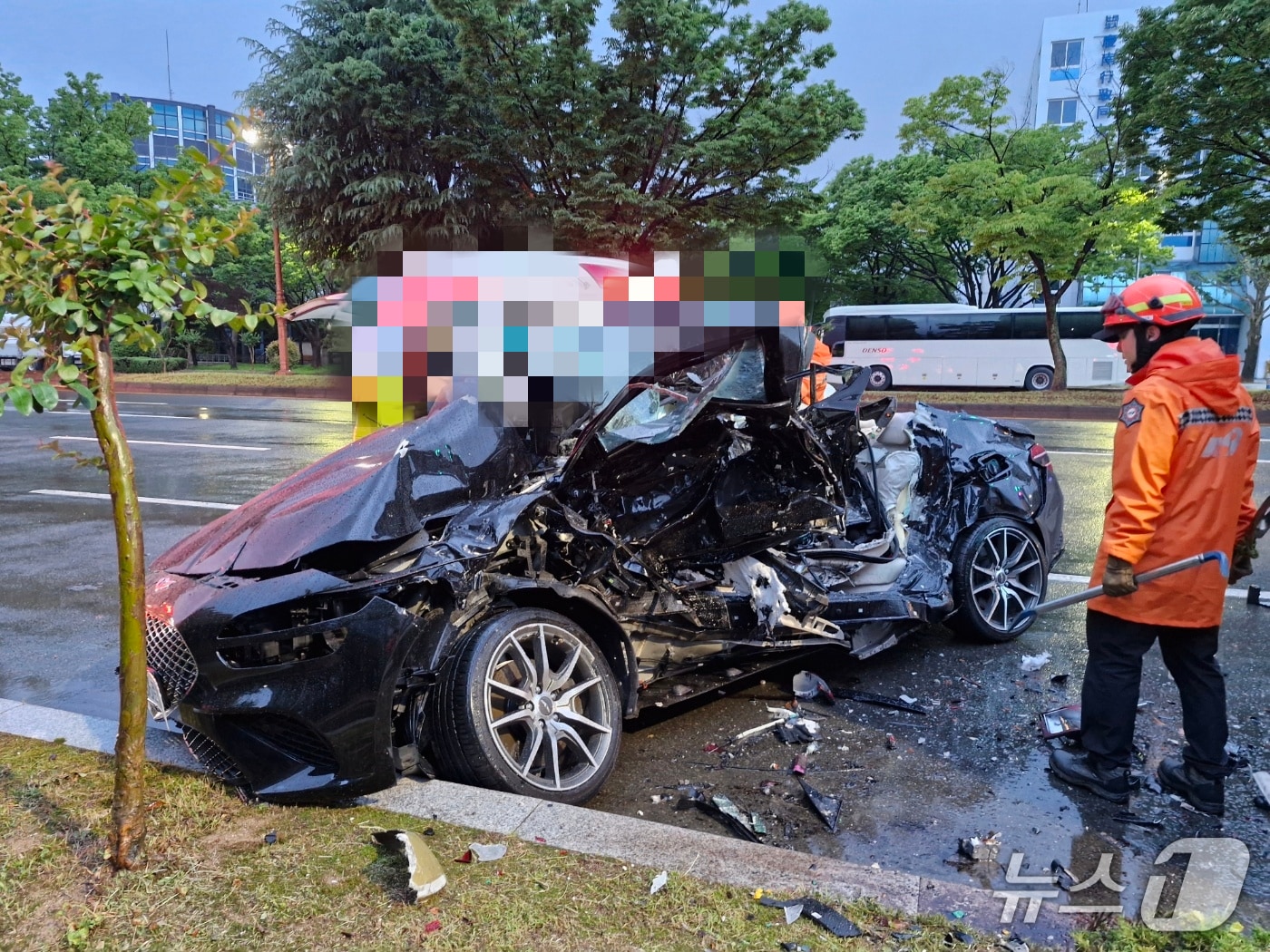 27일 오전 5시 5분쯤 창원시 성산구 신월동 중앙대로에서 시청에서 도청 방면으로 달리던 승용차가 도로변에 주차된 버스를 추돌해 3명이 숨졌다. 사진은 사고 현장 모습.(창원소방본부 제공. 재판매 및 DB금지)