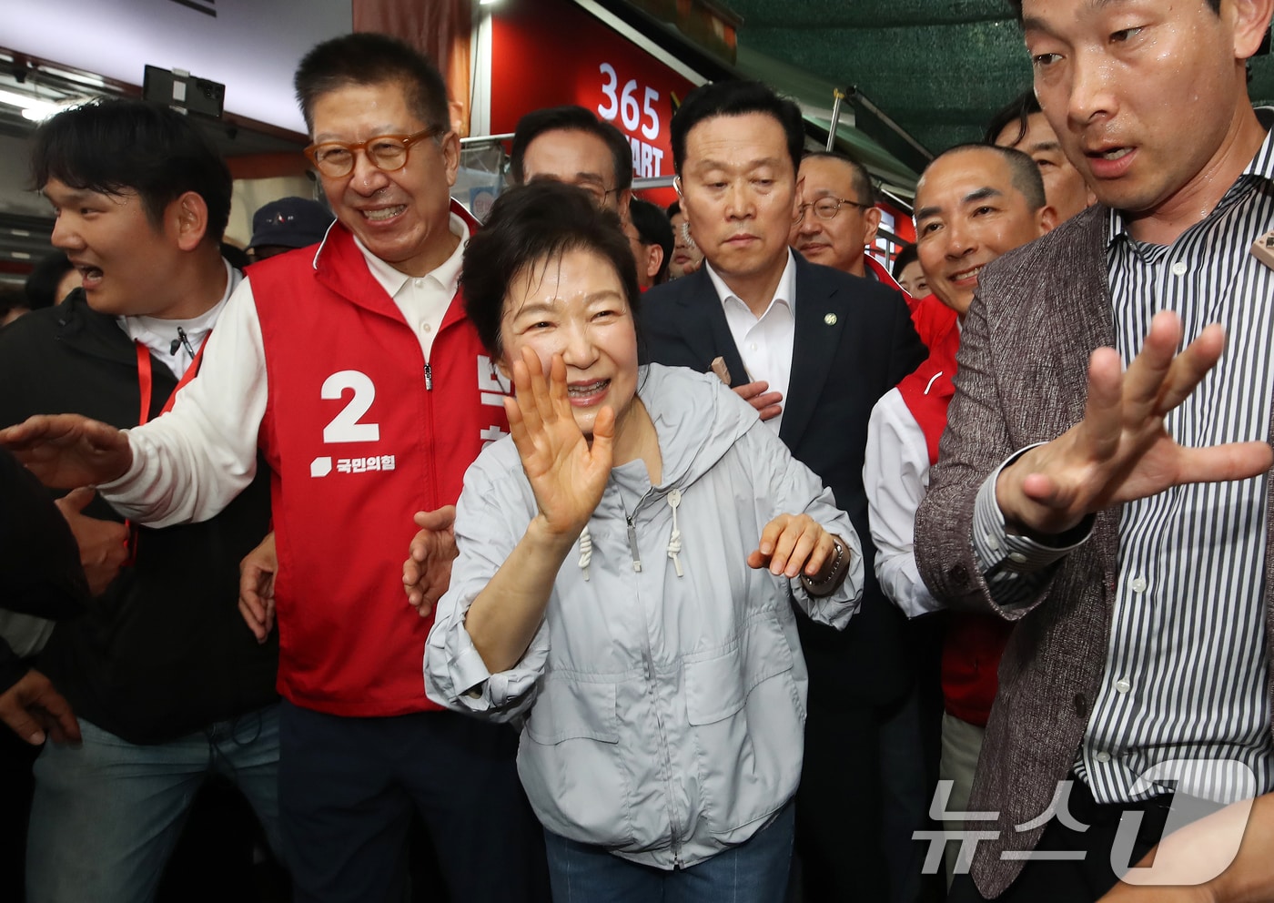 박근혜 전 대통령이 27일 부산 기장군 기장시장을 찾아 박형준 국민의힘 부산시장 후보, 정명시 기장군수 후보, 박민식 북구갑 국회의원 후보 등 국민의힘 후보자 지원유세를 하고 있다. 2026.5.27 ⓒ 뉴스1 윤일지 기자