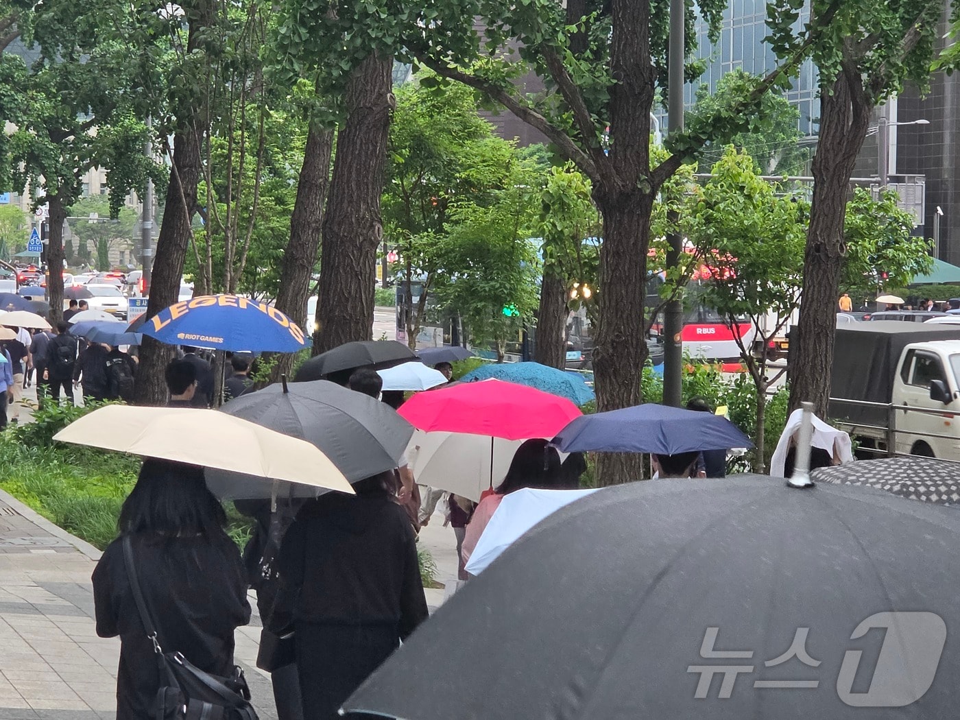우산 쓴 시민.(뉴스1 DB)