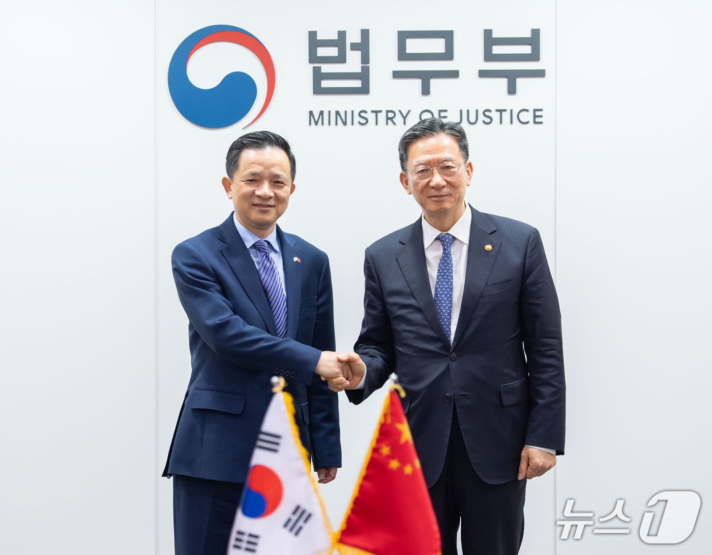정성호 법무부 장관이 27일 다이 빙 주한 중국대사와 만나 출입국·이민정책 협력 강화와 관련해 논의했다. (법무부 제공)