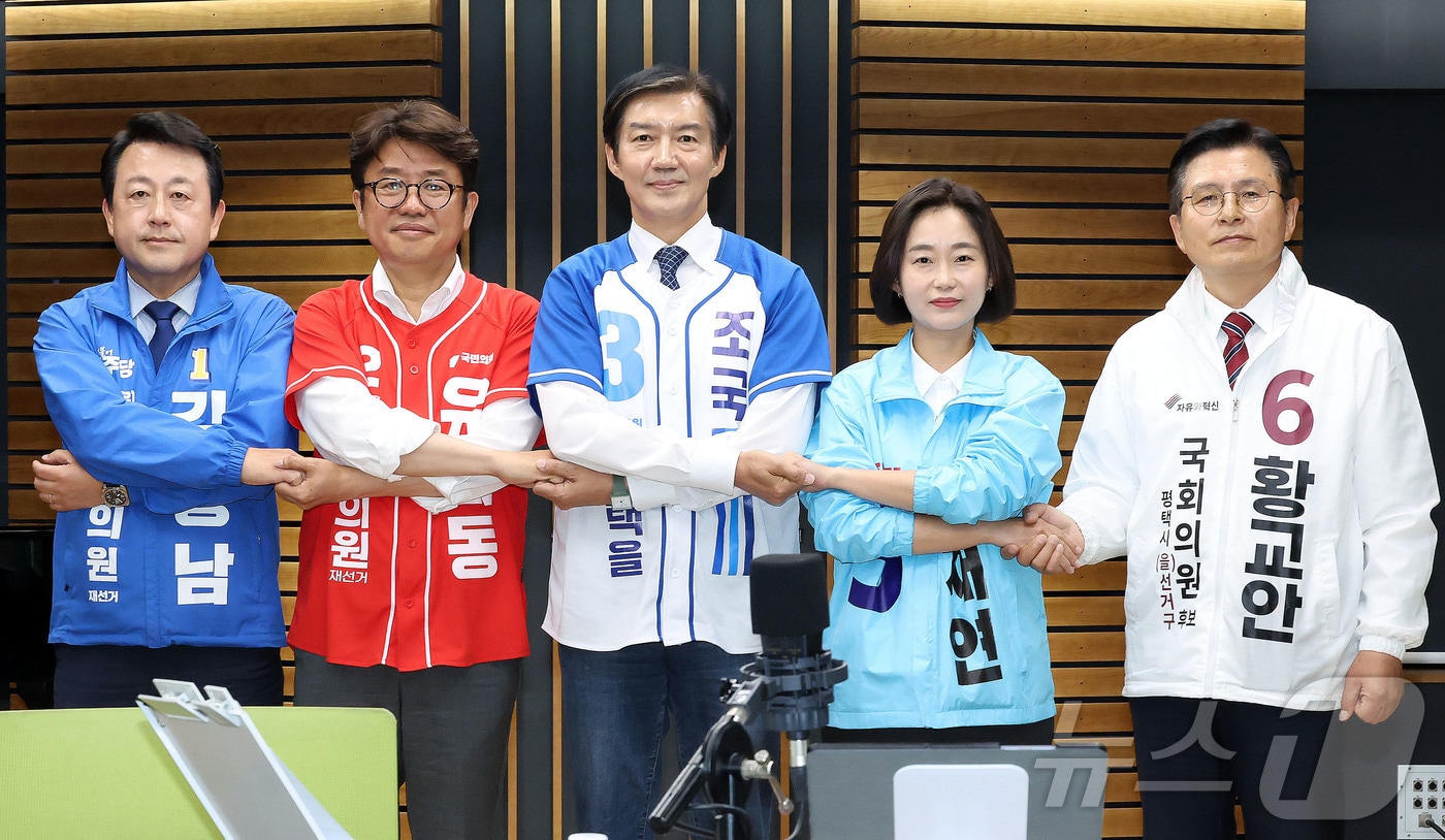 경기 평택을에 출마하는 국회의원 후보자들이 지난 5월 27일 서울 양천구 목동 CBS에서 열린 박재홍의 한판승부 평택을 후보자 초청 토론회에서 기념 촬영을 하고 있다. 왼쪽부터 더불어민주당 김용남, 국민의힘 유의동, 조국혁신당 조국, 진보당 김재연, 자유와혁신 황교안 후보. (노컷뉴스 제공. 재판매 및 DB 금지) 2026.5.27 ⓒ 뉴스1