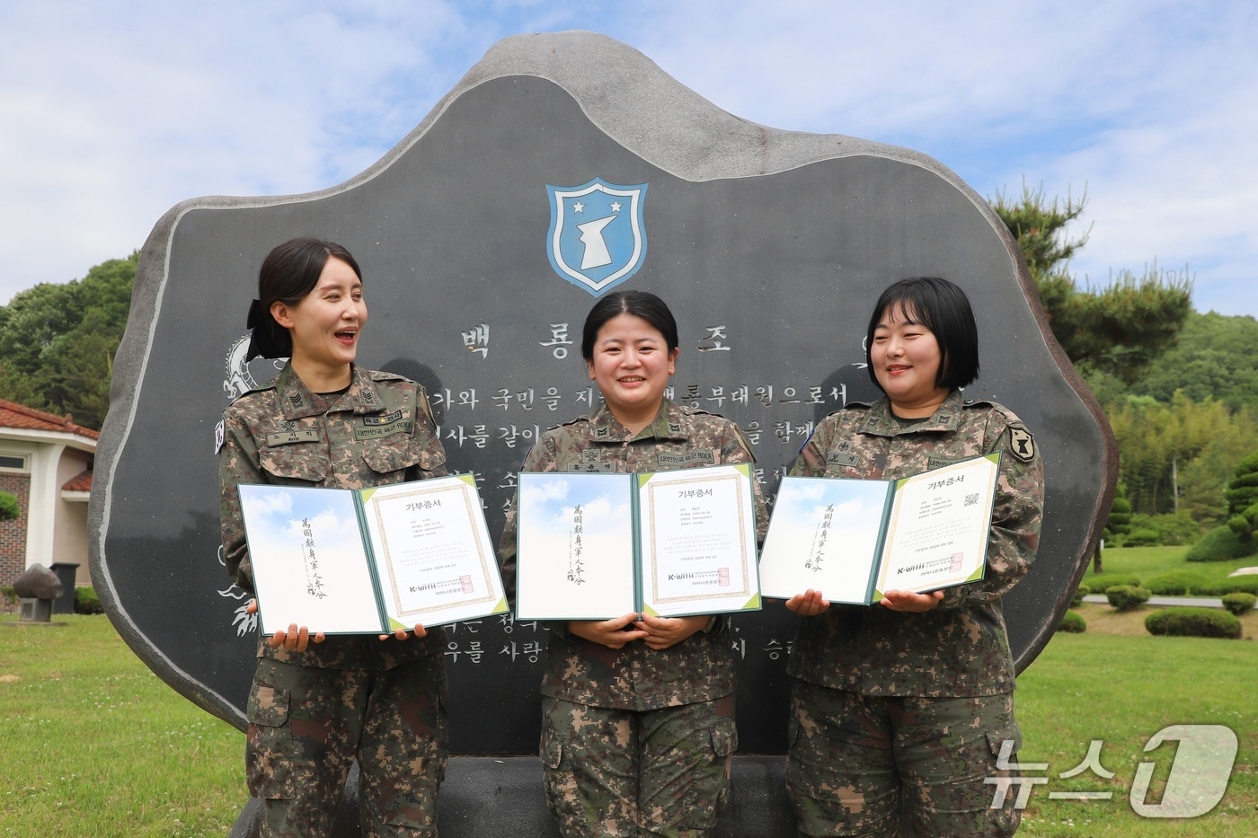 육군 32사단 여군 부사관 노지희 상사, 홍윤경 하사, 최민지 중사가 소아암 환아들을 위해 정성껏 기른 머리카락을 기부했다.(부대 제공. 재판매 및 DB금지)/뉴스1