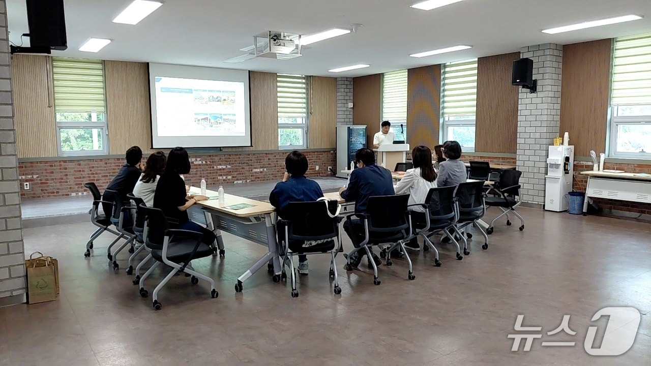 금산군은 경기 성남시와 금산군 아토피자연치유마을 활성화를 위한 회의를 개최했다. (금산군 제공.재판매 및 DB금지)/뉴스1
