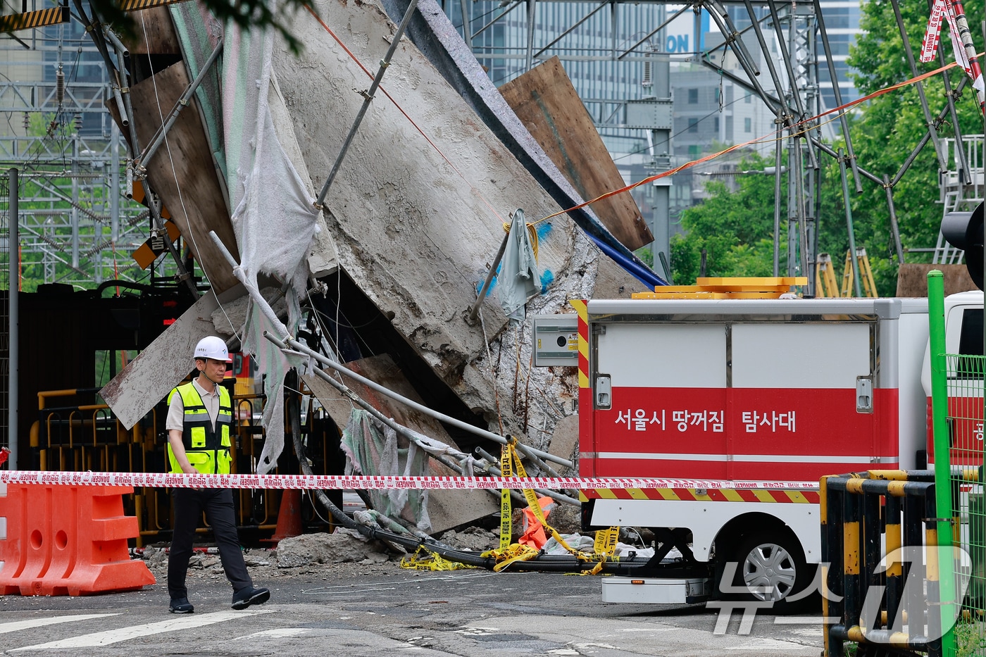 서울 서대문구 서소문 고가차도 붕괴 사고 사흘째인 28일 사고 현장에 땅꺼짐 탐사대 차량이 들어가고 있다. 2026.5.28 ⓒ 뉴스1 안은나 기자