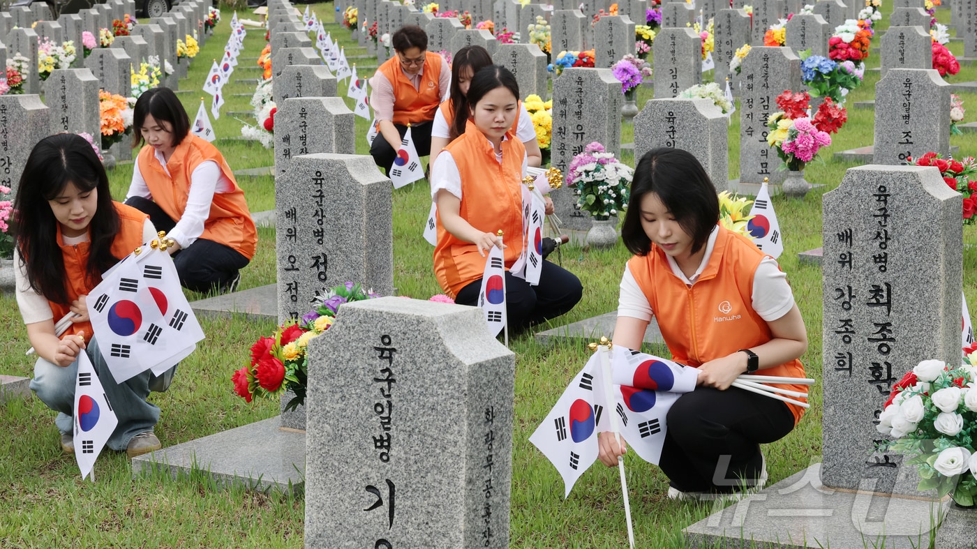 한화그룹 충청지역 사업장 임직원 60여명으로 구성된 충청지역봉사단이 28일 대전 유성구 국립대전현충원 장병 제3묘역에서 묘역 정화활동을 진행하고 있다. 2026.5.28 ⓒ 뉴스1 김기태 기자