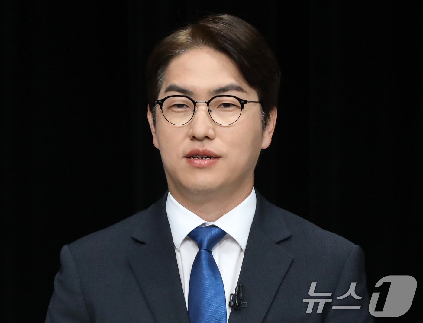 하정우 더불어민주당 부산 북구갑 국회의원 후보가 28일 오후 부산 동구 부산MBC에서 열린 북구갑 국회의원 보궐선거 토론회에 앞서 리허설을 하고 있다. 2026.5.28 ⓒ 뉴스1 윤일지 기자
