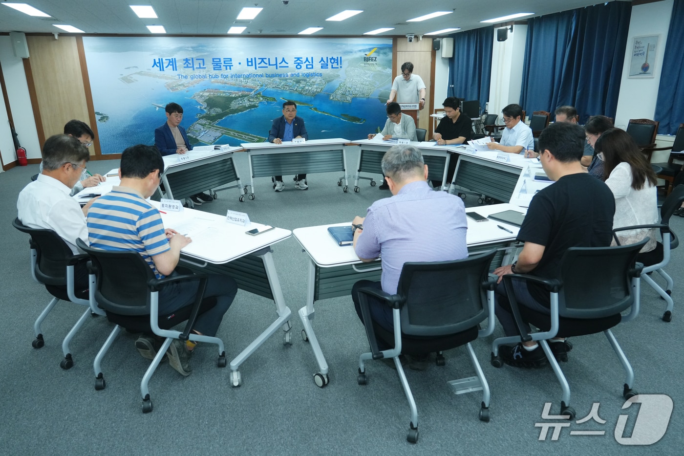 28일 열린 'BJFEZ 나대지 활성화 관계부서(TF) 킥오프 회의' 모습 (경자청 제공. 재판매 및 DB금지)