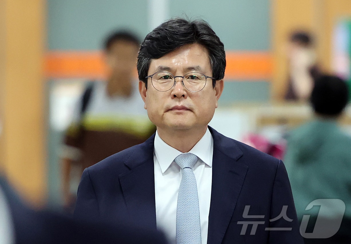 12·3 비상계엄 당시 사후 계엄선포문을 작성한 혐의를 받는 강의구 전 대통령실 부속실장이 지난 5월 28일 오후 서울 서초구 서울중앙지방법원에서 열린 허위 공문서 작성, 공용물 손상, 대통령기록물에 관한 법률 위반 등 사건 1심 선고기일에 출석하고 있다. 2026.5.28 ⓒ 뉴스1 김진환 기자