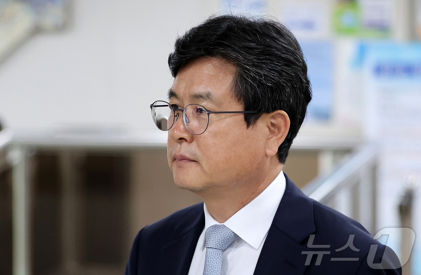 12·3 비상계엄 당시 사후 계엄선포문을 작성한 혐의를 받는 강의구 전 대통령실 부속실장이 지난 5월 28일 오후 서울 서초구 서울중앙지방법원에서 열린 허위 공문서 작성, 공용물 손상, 대통령기록물에 관한 법률 위반 등 사건 1심 선고기일에 출석하고 있다. 2026.5.28 ⓒ 뉴스1 김진환 기자