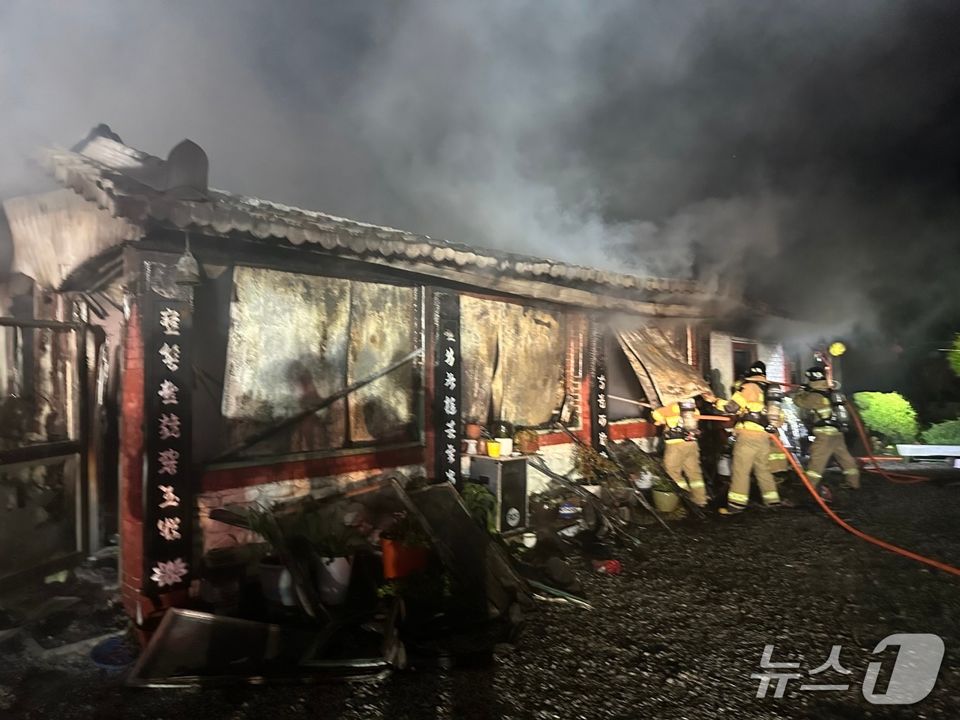울산소방당국이 27일 오후 8시 32분께 울산 울주군 웅촌면의 한 사찰에서 난 불을 진압하고 있다.(울산소방본부 제공. 재판매 및 DB금지)/뉴스1