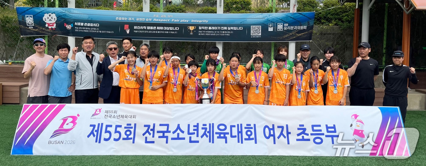 제55회 전국소년체육대회 여자축구에서 은메달을 획득한 제주 선수단.(제주도교육청 제공, 재판매 및 DB 금지)