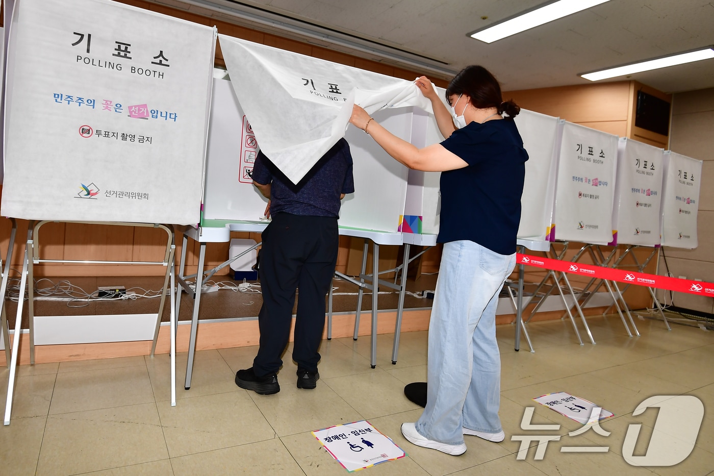 6·3전국동시지방선거 사전투표일을 하루 앞둔 28일 오후 경북 포항시의회 지하동에 설치된 대이동 사전투표소에서 관계자들이 기표소 등을 최종 점검하고 있다. 지방선거 사전투표는 오는 29~30일 이틀간 오전 6시~오후 6시, 본투표는 6월 3일 오전 6시~오후 6시 실시된다. 2026.5.28 ⓒ 뉴스1 최창호 기자