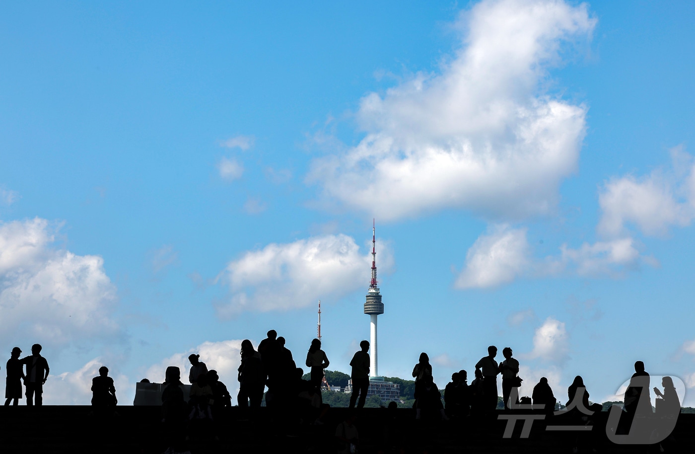 비가 그치고 맑은 날씨를 보인 28일 오후 시민들이 맑게 갠 하늘을 바라보고 있다. 2026.5.28 ⓒ 뉴스1 김진환 기자