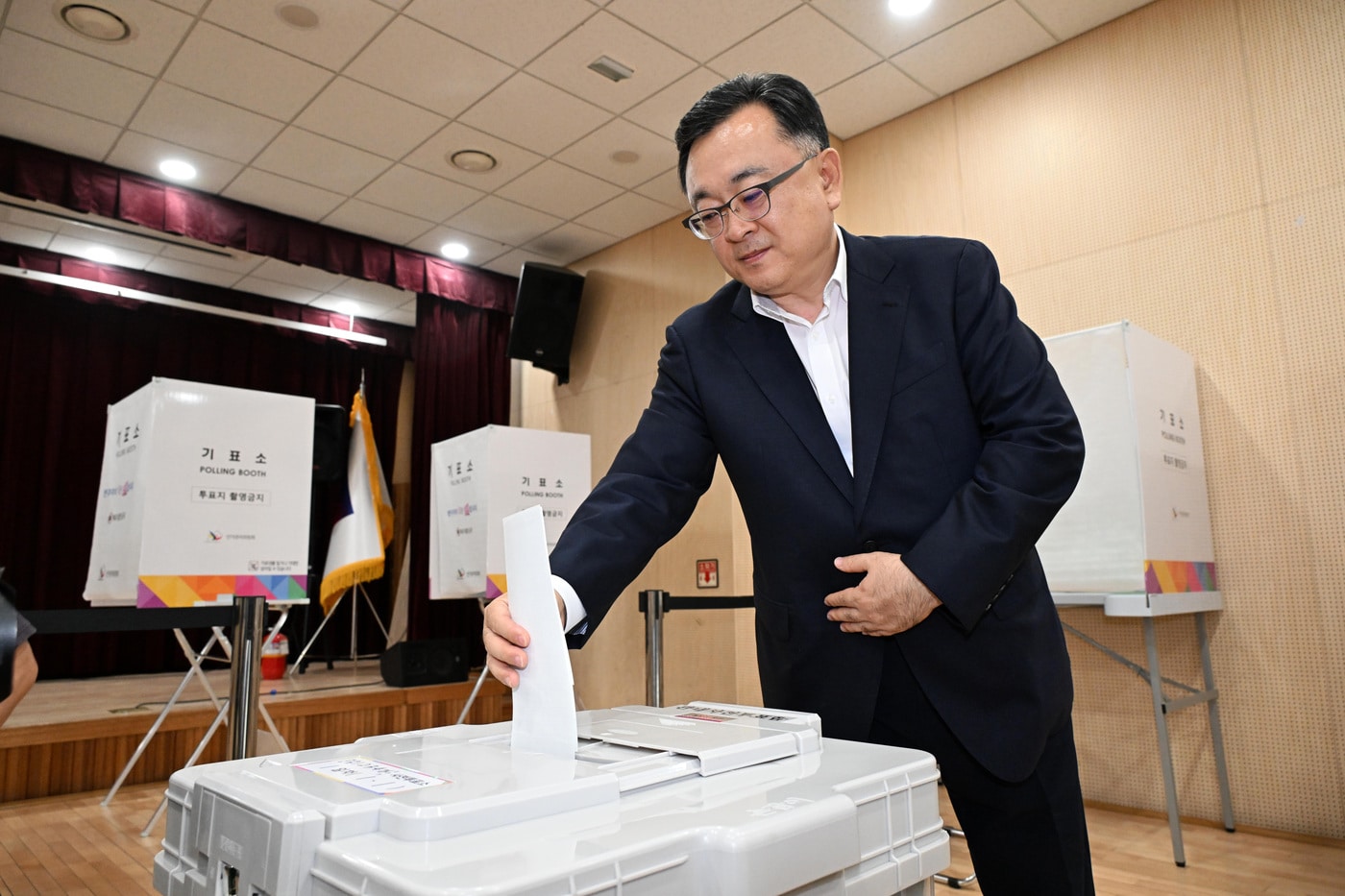 김성보 서울시장 권한대행이 28일 제9회 전국동시지방선거 사전투표소가 설치된 종로1·2·3·4가동 주민센터를 찾아 사전투표 시연을 하고 있다.