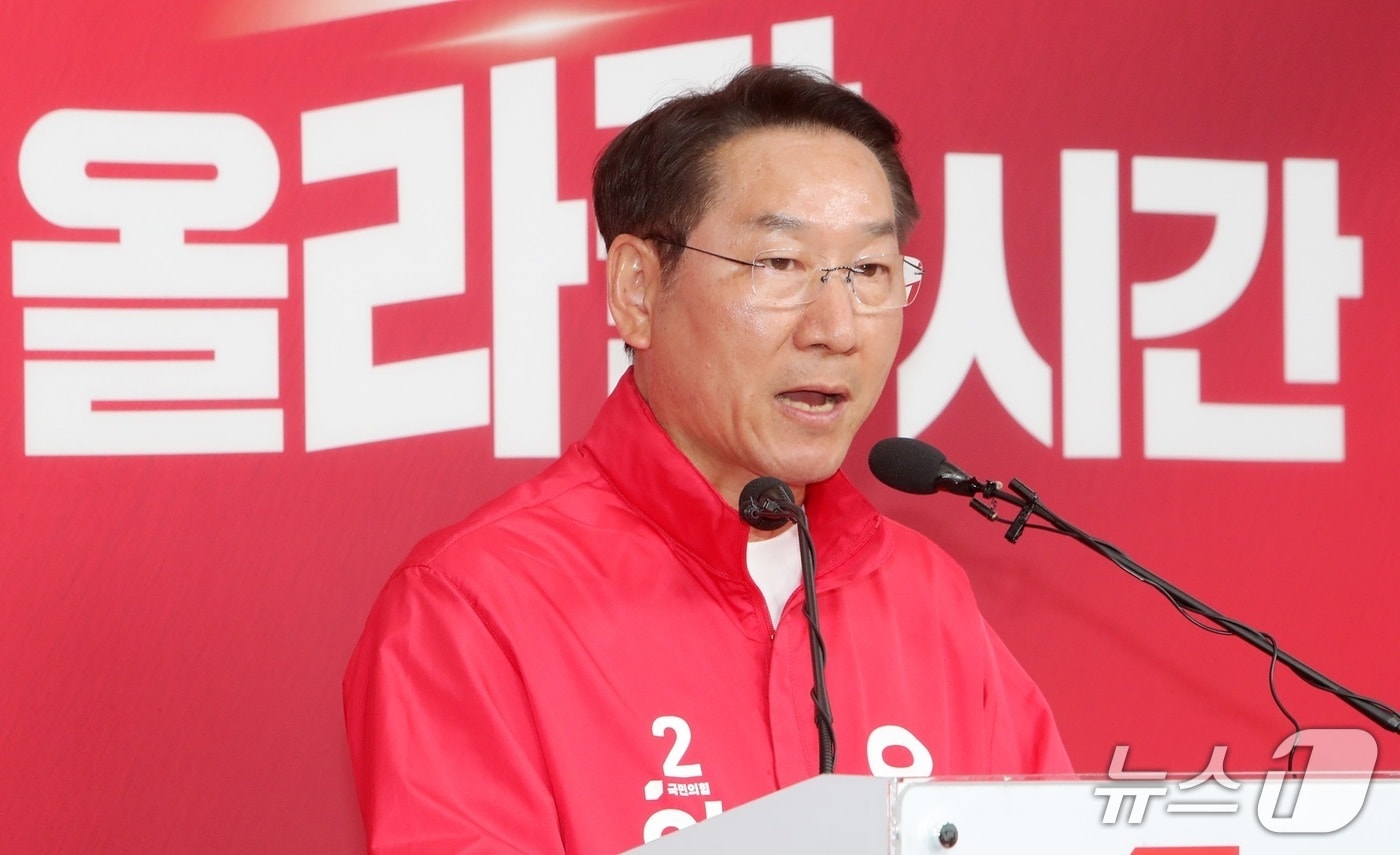 28일 국민의힘 중앙당사에서 열린 박찬대 후보의 독립유공자 후손 사칭 의혹 관련 기자회견에서 유정복 인천시장 후보가 회견문을 낭독하고 있다. / 뉴스1 ⓒ News1