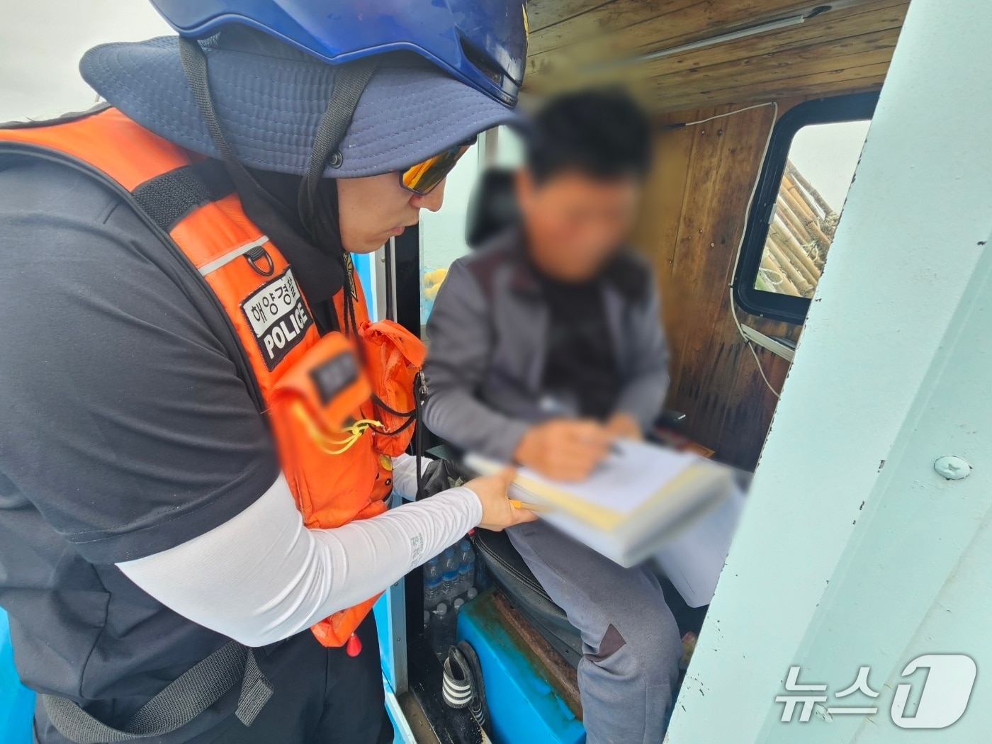 군산해경이 승선원 변동 신고 여부를 확인하고 있다.(군산해경 제공. 재판매 및 DB금지)