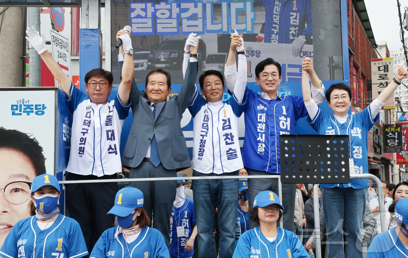 정세균 전 국무총리가 28일 대전 대덕구 신탄진시장 일대에서 열린 대덕구 합동 집중유세에 참석해 허태정 더불어민주당 대전시장 후보, 김찬술 대덕구청장 후보 등 대덕구 후보 지지를 호소하고 있다. 2026.5.28 ⓒ 뉴스1 김기태 기자
