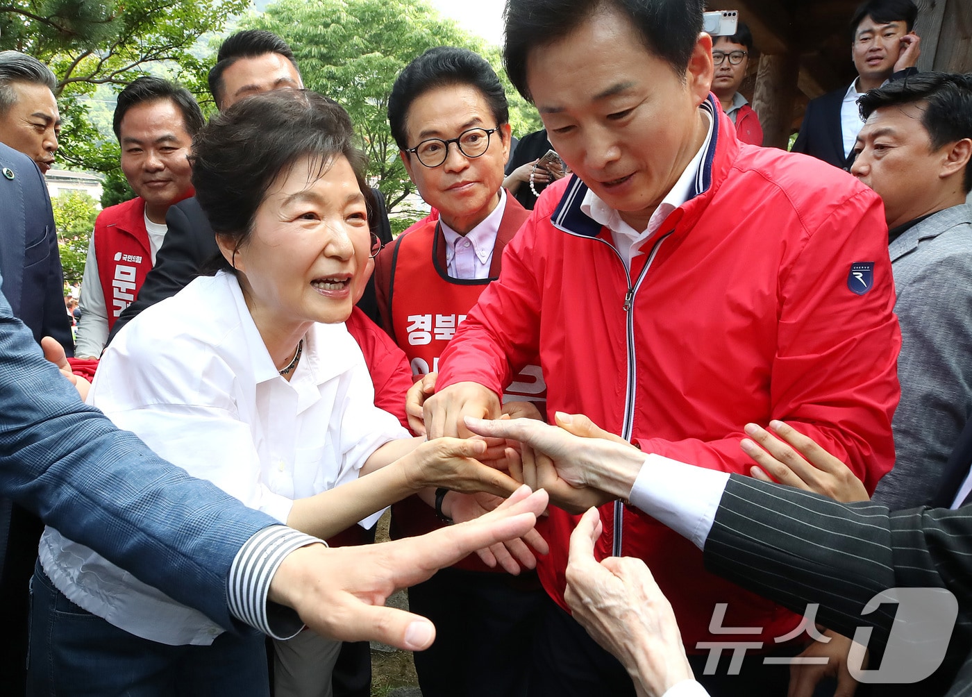 박근혜 전 대통령이 지난 5월 28일 오후 경북 문경시 문경읍 청운각을 찾아 환영 나온 시민과 인사 나누고 있는 모습. 오른쪽은 최측근인 유영하 국민의힘 의원. 2026.5.28 ⓒ 뉴스1 공정식 기자