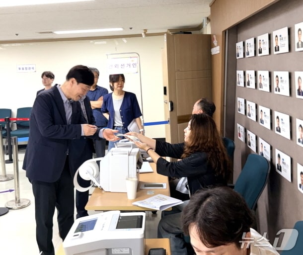 윤동욱 전주부시장이 28일 효자2동 사전투표소인 완산구청 4층 회의실을 방문, 사전투표소 설치 및 최종 모의시험 사항을 점검했다.(전주시 제공, 재판매 및 DB 금지)/뉴스1