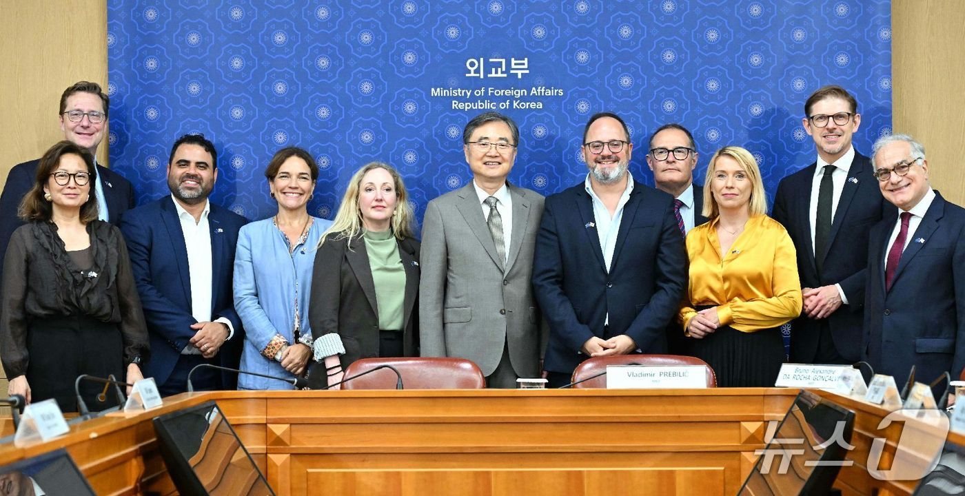 조현 외교부 장관은 28일 유럽의회 한반도관계대표단(DKOR) 소속 의원들을 만나 한반도 문제와 국제 정세 등을 두루 논의했다. (외교부 제공)