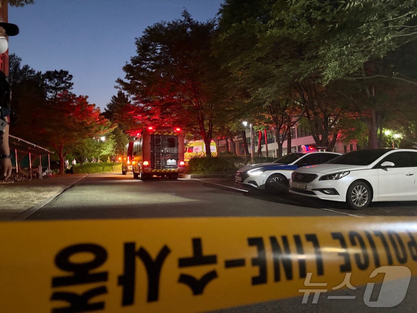 28일 오후 7시13분쯤 충북 청주시 서원구 충북대학교 첨단바이오 연구센터에서 브롬가스 누출 사고가 발생, 폴리스라인이 설치돼 출입이 통제되고 있다. 이번 사고로 건물 안에 있던 30여명은 긴급 대피, 호흡 곤란 증세를 보인 학생들은 병원으로 옮겨졌다. 2026.5.28 ⓒ 뉴스1